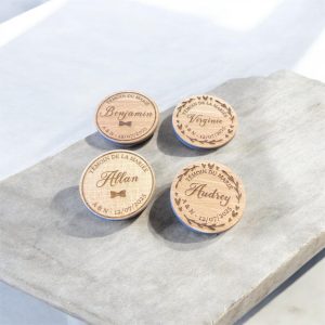Badges personnalisés en bois gravés – Événements, Mariage, Baptême, Naissance